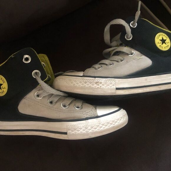 Boys all-star converse sneakers size 1 black and yellow. - Picture 2 of 11